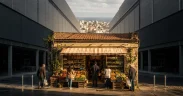 Coastal market between modern giants